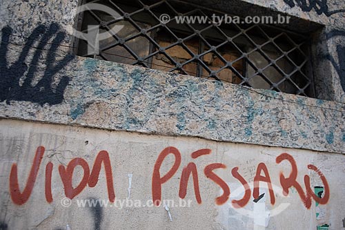  Detail of urban interventionism that says: Bird life  - Rio de Janeiro city - Rio de Janeiro state (RJ) - Brazil