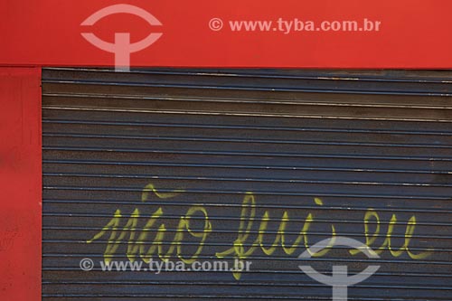  Detail of urban interventionism that says: It was not me  - Rio de Janeiro city - Rio de Janeiro state (RJ) - Brazil