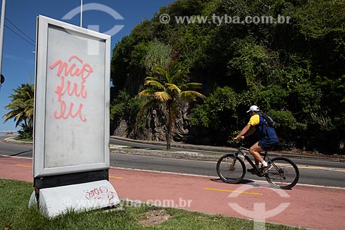  Detail of urban interventionism that says: It was not me  - Rio de Janeiro city - Rio de Janeiro state (RJ) - Brazil