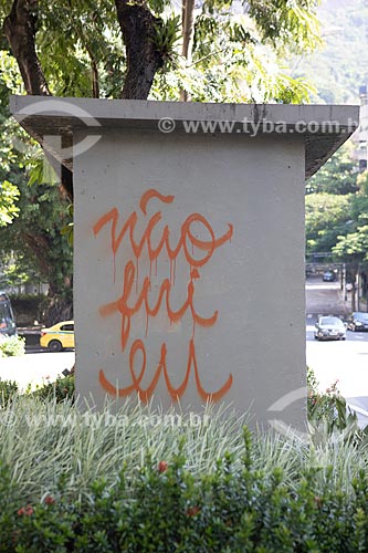  Detail of urban interventionism that says: It was not me  - Rio de Janeiro city - Rio de Janeiro state (RJ) - Brazil