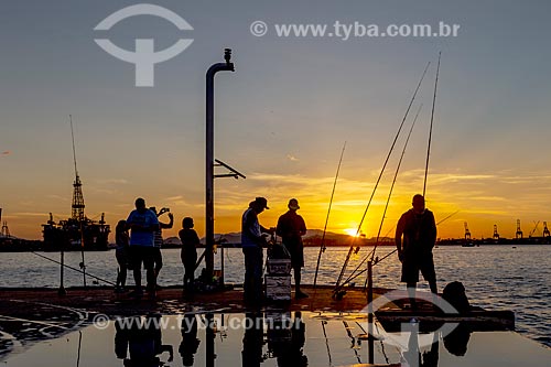  Tourists and fishermen during the sunset - Maua Square  - Rio de Janeiro city - Rio de Janeiro state (RJ) - Brazil