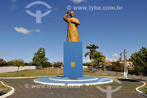  Detail of Padre Donizetti statue  - Tambau city - Sao Paulo state (SP) - Brazil