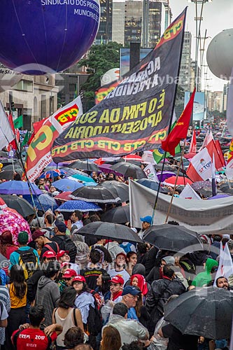  Manifestation against cuts (contingency) of funds to university education - Paulista Avenue  - Sao Paulo city - Sao Paulo state (SP) - Brazil