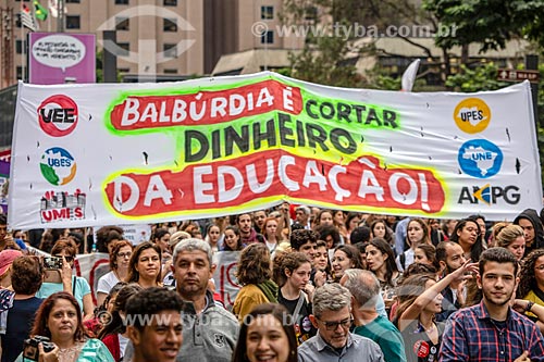  Manifestation against cuts (contingency) of funds to university education - Paulista Avenue  - Sao Paulo city - Sao Paulo state (SP) - Brazil