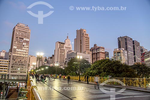 View of the Santa Ifigenia Viaduct (1913) with buildings from the city center of Sao Paulo during the sunset  - Sao Paulo city - Sao Paulo state (SP) - Brazil