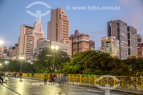  View of the Santa Ifigenia Viaduct (1913) with buildings from the city center of Sao Paulo during the sunset  - Sao Paulo city - Sao Paulo state (SP) - Brazil