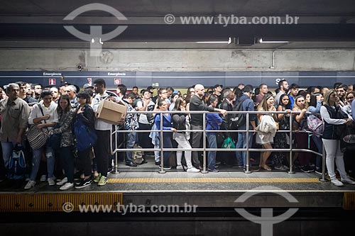  Subway Line 1 Blue - Passengers awaiting boarding - Se Station of Sao Paulo Subway  - Sao Paulo city - Sao Paulo state (SP) - Brazil
