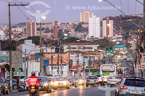  Traffic - Dom Pedro I Avenue during nightfall  - Ribeirao Preto city - Sao Paulo state (SP) - Brazil
