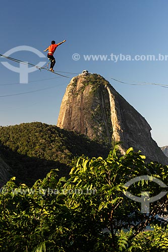  Practitioner of slackline with the Sugarloaf in the background  - Rio de Janeiro city - Rio de Janeiro state (RJ) - Brazil