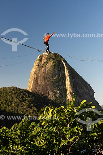  Practitioner of slackline with the Sugarloaf in the background  - Rio de Janeiro city - Rio de Janeiro state (RJ) - Brazil