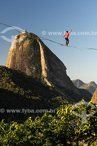  Practitioner of slackline with the Sugarloaf in the background  - Rio de Janeiro city - Rio de Janeiro state (RJ) - Brazil