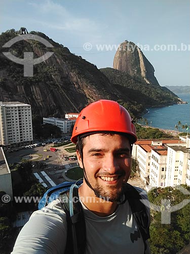  Climber making a selfie during the climbing to Urca Mountain with the Sugarloaf in the background  - Rio de Janeiro city - Rio de Janeiro state (RJ) - Brazil