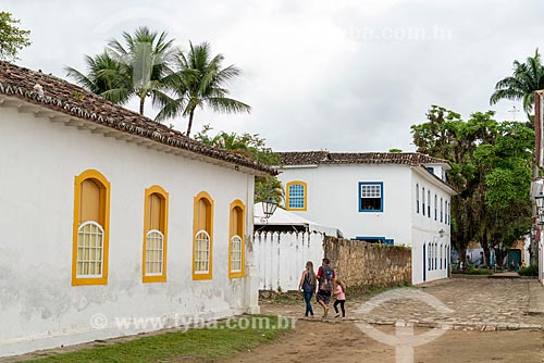  Family walking on the streets of Paraty Historic Center  - Paraty city - Rio de Janeiro state (RJ) - Brazil