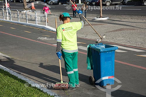  Refuse collector cleaning Angra dos Reis street  - Angra dos Reis city - Rio de Janeiro state (RJ) - Brazil