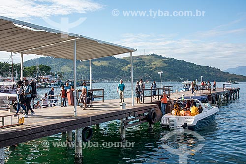  Passengers disembarking at the city pier  - Angra dos Reis city - Rio de Janeiro state (RJ) - Brazil