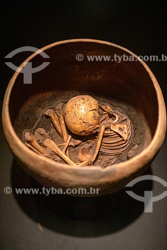  Funerary urn with bones - Museum of the American Man  - Sao Raimundo Nonato city - Piaui state (PI) - Brazil
