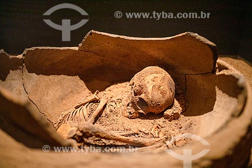  Funerary urn with bones - Museum of the American Man  - Sao Raimundo Nonato city - Piaui state (PI) - Brazil