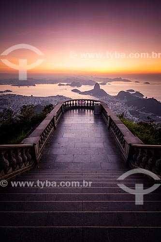  View of Sugarloaf and Botafogo Bay from Christ the Redeemer mirante during the dawn  - Rio de Janeiro city - Rio de Janeiro state (RJ) - Brazil