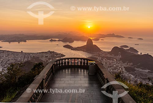  View of Sugarloaf and Botafogo Bay from Christ the Redeemer mirante during the dawn  - Rio de Janeiro city - Rio de Janeiro state (RJ) - Brazil