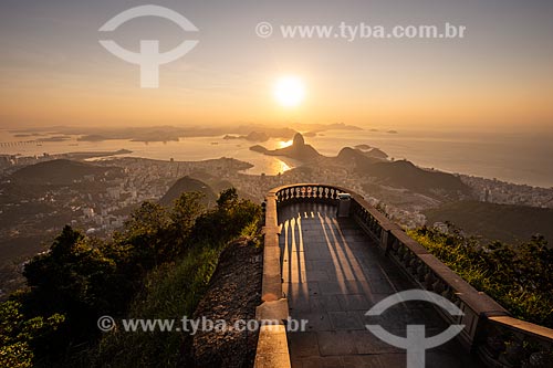  View of Sugarloaf and Botafogo Bay from Christ the Redeemer mirante during the dawn  - Rio de Janeiro city - Rio de Janeiro state (RJ) - Brazil