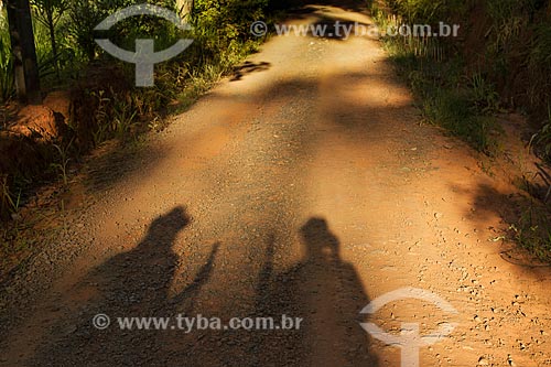  Shadow of couple on dirt road  - Guarani city - Minas Gerais state (MG) - Brazil
