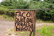  Board with spelling errors offering legwork  - Charqueada city - Sao Paulo state (SP) - Brazil