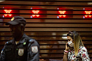  Police blockade at Praça XV station causes queues due to checking documents to prove housing in Niteroi city - Coronavirus Crisis  - Rio de Janeiro city - Rio de Janeiro state (RJ) - Brazil