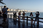  People watch the undertow at Leblon Lookout   - Rio de Janeiro city - Rio de Janeiro state (RJ) - Brazil