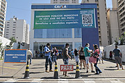  Queue in front of Caixa Economica Federal agency to receive emergency government aid - Coronavirus Crisis  - Sao Jose do Rio Preto city - Sao Paulo state (SP) - Brazil