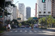 People crossing street in Leblon - Rio de Janeiro city - Rio de Janeiro state (RJ) - Brazil
