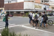 Students sharing and browsing cell phones - Linhares city - Espirito Santo state (ES) - Brazil