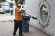Street sweeper sweeping sidewalk - Cachoeiro de Itapemirim city - Espirito Santo state (ES) - Brazil