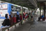 Passengers sitting at bus stop - Cachoeiro de Itapemirim city - Espirito Santo state (ES) - Brazil