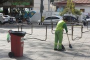 Street sweeper sweeping square - Aracruz city - Espirito Santo state (ES) - Brazil