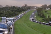 Congested traffic on the Washington Luis Highway between Sao Jose do Rio Preto and Mirassol - Sao Jose do Rio Preto city - Sao Paulo state (SP) - Brazil