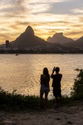Couple photographing the sunset at Lagoa Rodrigo de Freitas - Rio de Janeiro city - Rio de Janeiro state (RJ) - Brazil