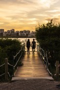 Couple on pier in Rodrigo de Freitas Lagoon - Rio de Janeiro city - Rio de Janeiro state (RJ) - Brazil