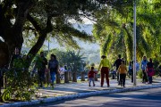 People on the edge of Ipanema - Porto Alegre city - Rio Grande do Sul state (RS) - Brazil