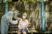 Elderly woman receiving vaccine against Covid-19 in Guarani rural area - Guarani city - Minas Gerais state (MG) - Brazil