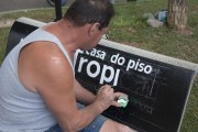 Painter drawing on square bench - Paraisopolis city - Minas Gerais state (MG) - Brazil