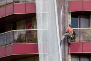 Worker doing maintenance of building facade - Rio de Janeiro city - Rio de Janeiro state (RJ) - Brazil