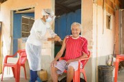 Elderly man being vaccinated against Covid-19 on on the periphery of Guarani - Guarani city - Minas Gerais state (MG) - Brazil