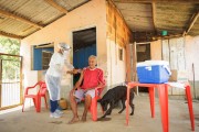 Elderly man being vaccinated against Covid-19 on on the periphery of Guarani - Guarani city - Minas Gerais state (MG) - Brazil