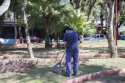 Street sweeper doing public cleaning with a rake - Conego Antonio Manzi Square - Sao Jose dos Campos city - Sao Paulo state (SP) - Brazil