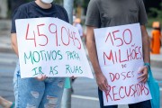 Posters criticizing the Covid-19 vaccination policy - Demonstration in opposition to the government of President Jair Messias Bolsonaro - Rio de Janeiro city - Rio de Janeiro state (RJ) - Brazil