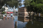 Pedestrians on improvised walkways in the historic center of Manaus during the biggest flood of the Rio Negro since the beginning of records in 1902 - Manaus city - Amazonas state (AM) - Brazil