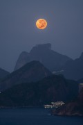 Full moon over the mountains of Rio de Janeiro - View from Niteroi City Park - Niteroi city - Rio de Janeiro state (RJ) - Brazil