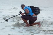 Sea Gold Miner using metal detector at Copacabana Beach - Rio de Janeiro city - Rio de Janeiro state (RJ) - Brazil