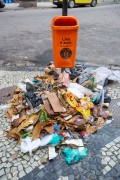 Trash on the sidewalk next to the Comlurb trash can on Bolivar Street - Rio de Janeiro city - Rio de Janeiro state (RJ) - Brazil