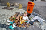 Trash on the sidewalk next to the Comlurb trash can on Bolivar Street - Rio de Janeiro city - Rio de Janeiro state (RJ) - Brazil